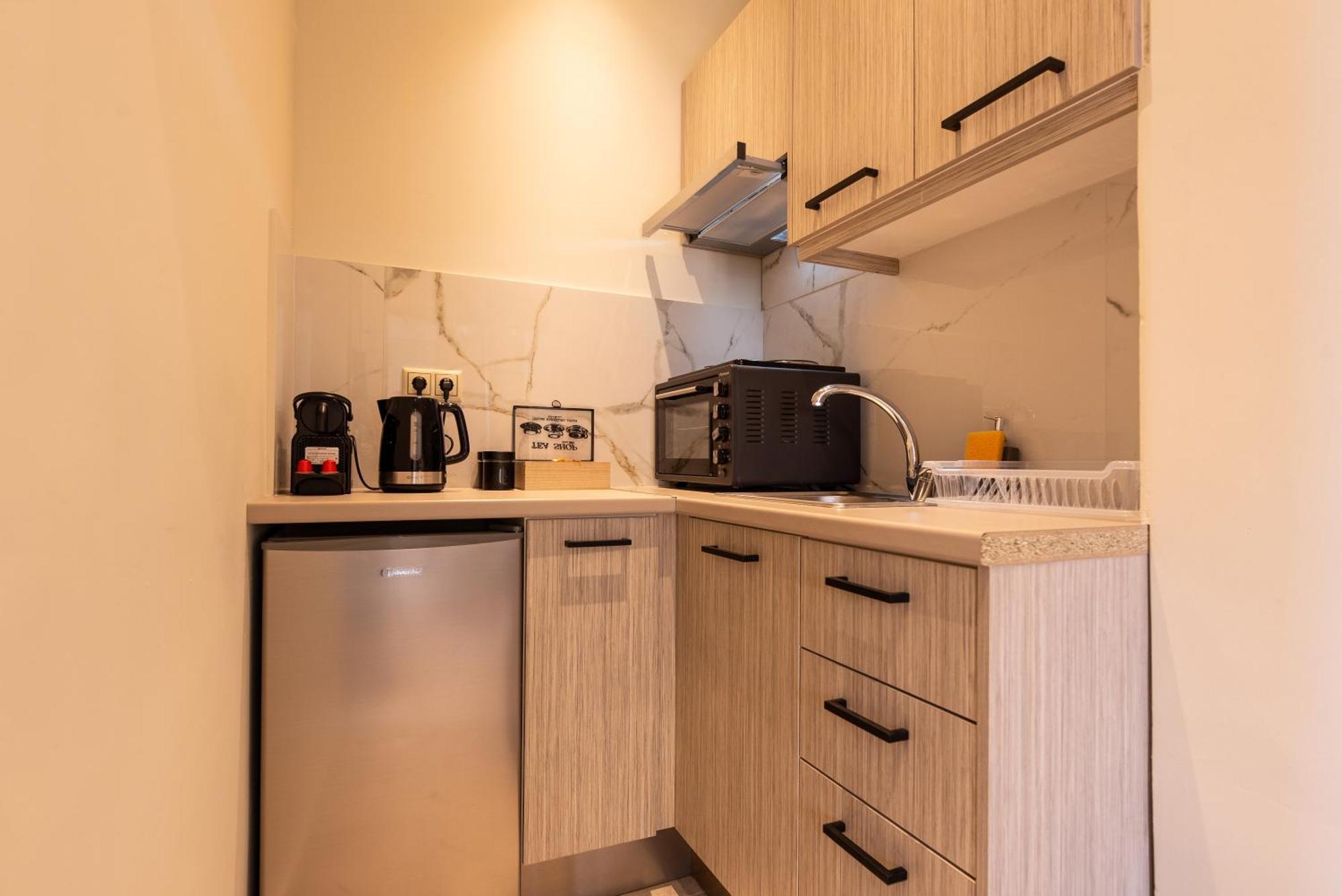 Demi'S Apartments Near Athen'S Airport Artemida  Bagian luar foto