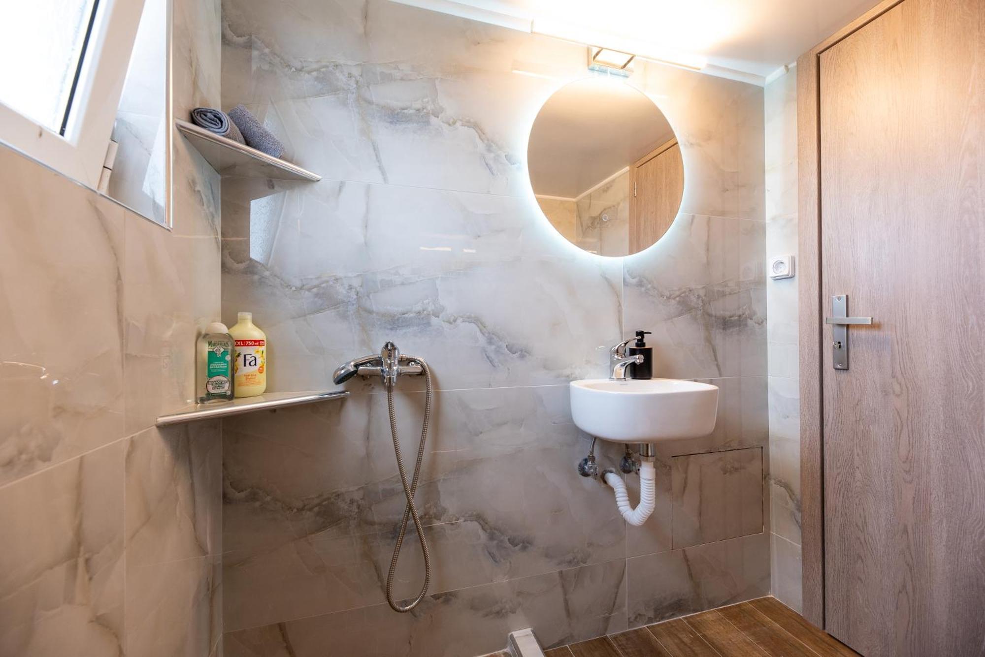 Demi'S Apartments Near Athen'S Airport Artemida  Bagian luar foto
